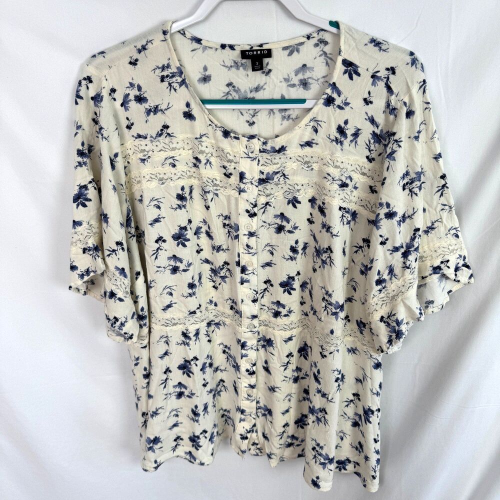Torrid Women's Top Blouse Size 3/3X Blue Floral Print Short Sleeves